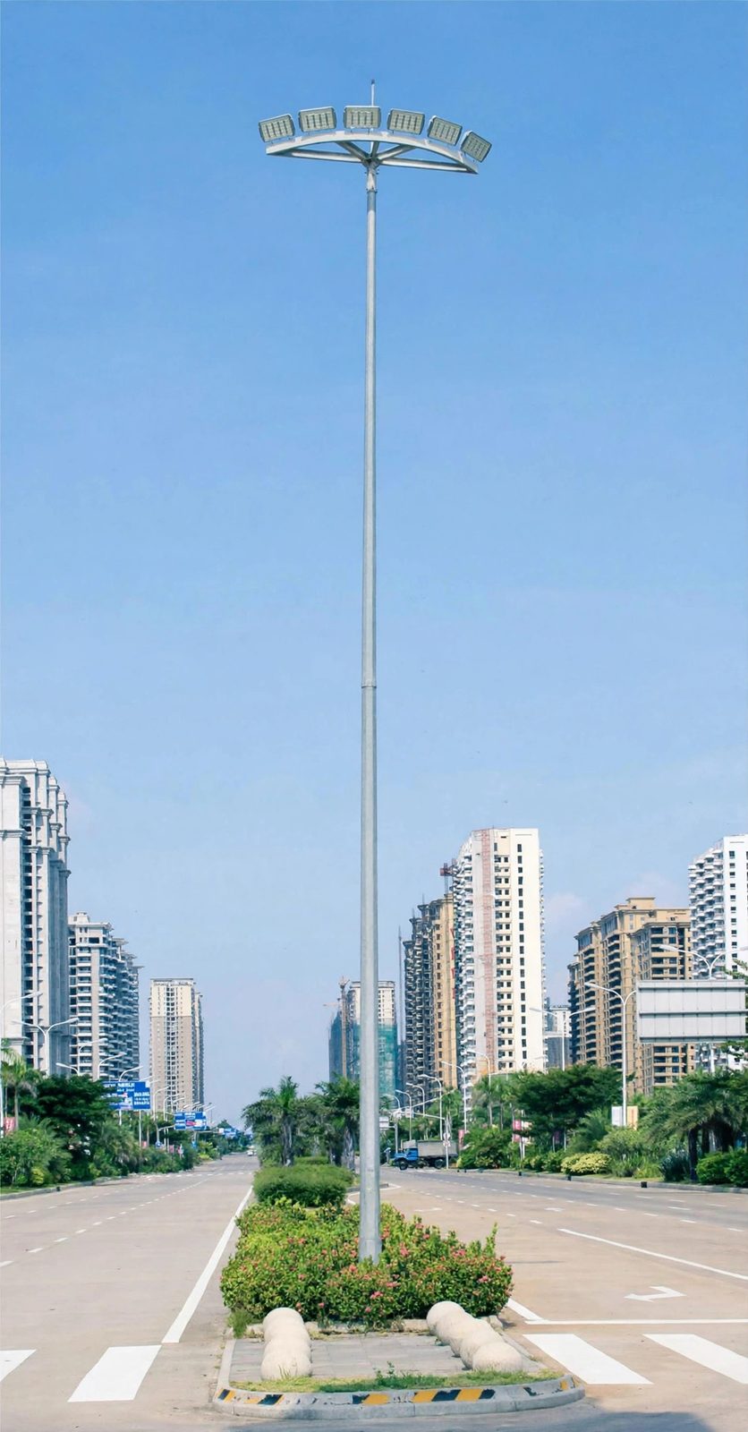 High-mast lighting at urban road median